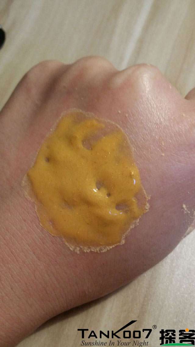 客戶(hù)買(mǎi)了紫光手電驗(yàn)熒光劑,先拿面膜大姨媽巾開(kāi)刀