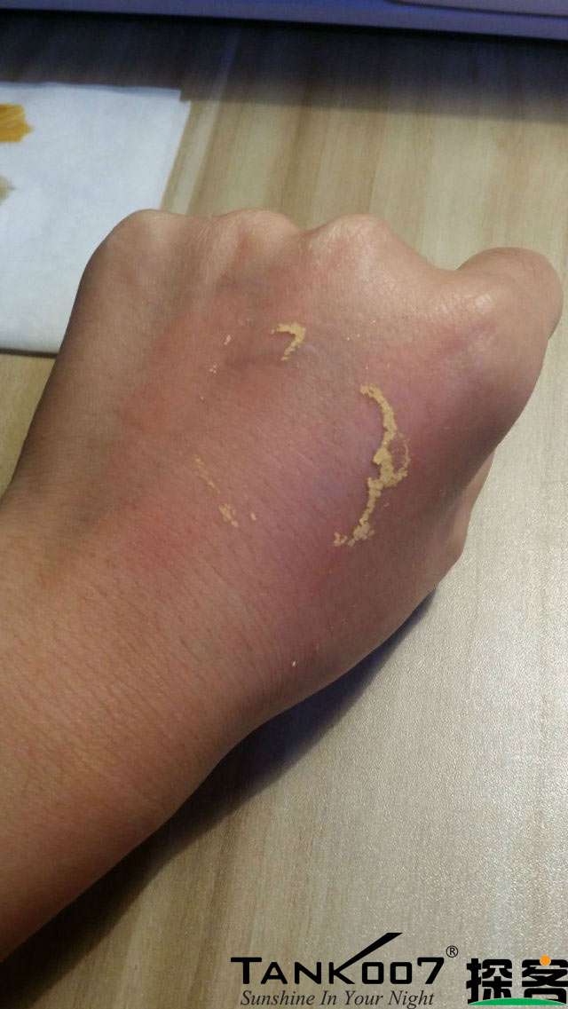 客戶(hù)買(mǎi)了紫光手電驗(yàn)熒光劑,先拿面膜大姨媽巾開(kāi)刀