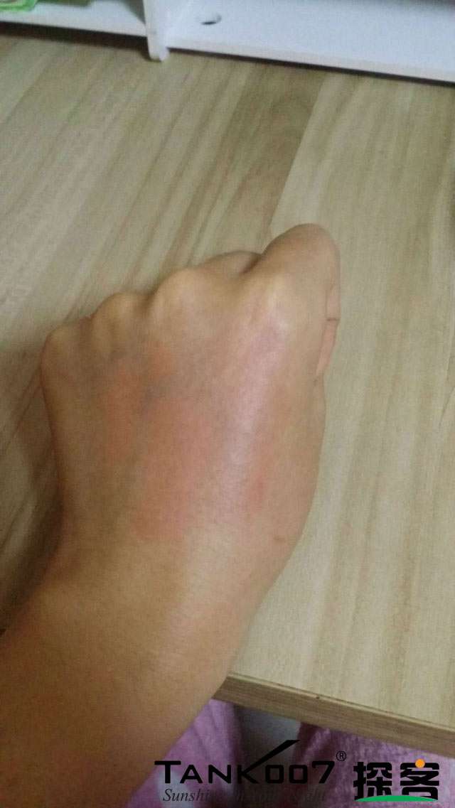 客戶(hù)買(mǎi)了紫光手電驗(yàn)熒光劑,先拿面膜大姨媽巾開(kāi)刀