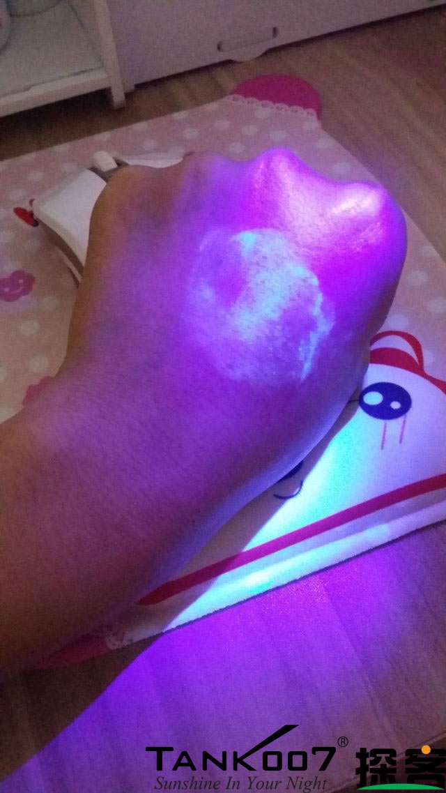 客戶(hù)買(mǎi)了紫光手電驗(yàn)熒光劑,先拿面膜大姨媽巾開(kāi)刀