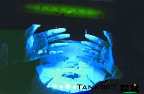 客戶(hù)買(mǎi)了紫光手電驗(yàn)熒光劑,先拿面膜大姨媽巾開(kāi)刀