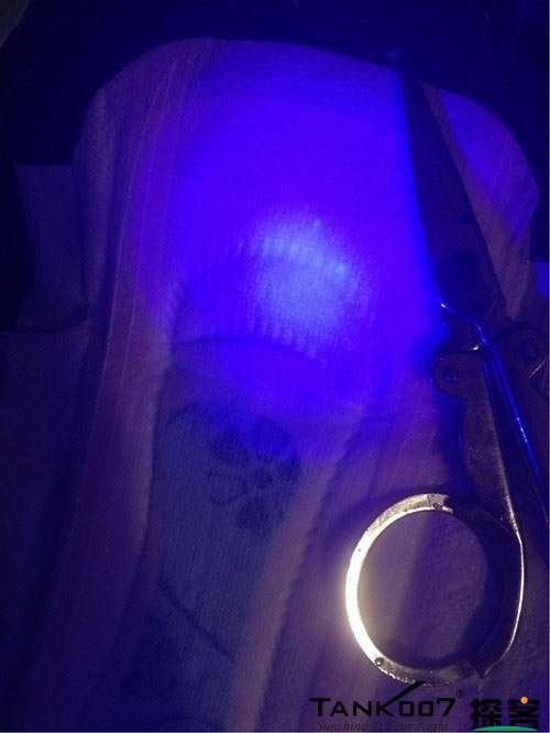 客戶(hù)買(mǎi)了紫光手電驗(yàn)熒光劑,先拿面膜大姨媽巾開(kāi)刀