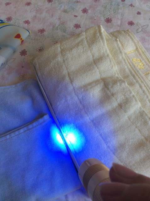  寶媽買(mǎi)了紫光手電，衣服上好多熒光劑，看的心慌害怕