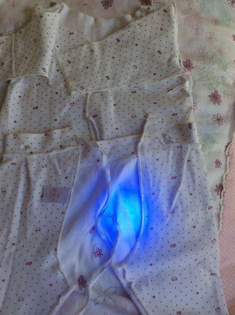  寶媽買(mǎi)了紫光手電，衣服上好多熒光劑，看的心慌害怕