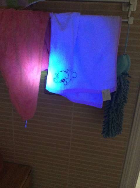  寶媽買(mǎi)了紫光手電，衣服上好多熒光劑，看的心慌害怕